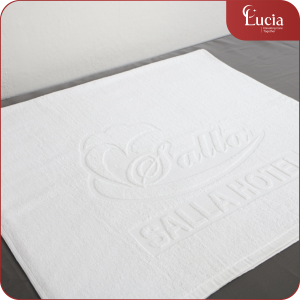 Khăn được dệt từ chất liệu cotton, đảm bảo sợi vải mềm, thoáng khí