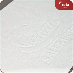 Sử dụng chỉ dệt màu trắng để mang lại vẻ tinh tế, sang trọng cho chiếc khăn