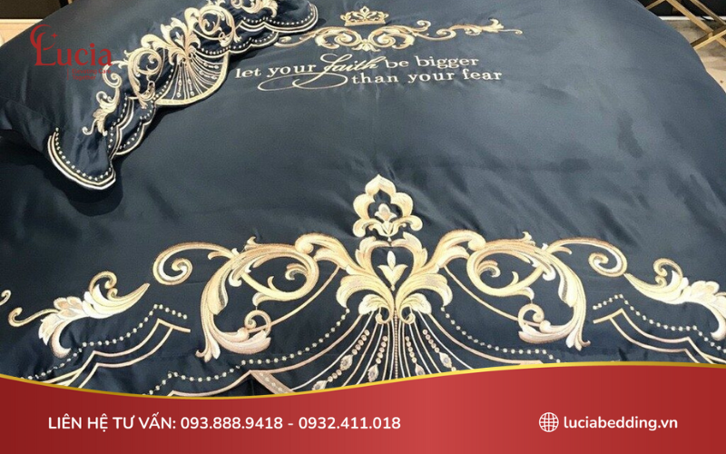 Chất liệu lụa kết hợp gấm cùng hoa văn cổ điển tạo điểm nhấn cho bộ ga giường