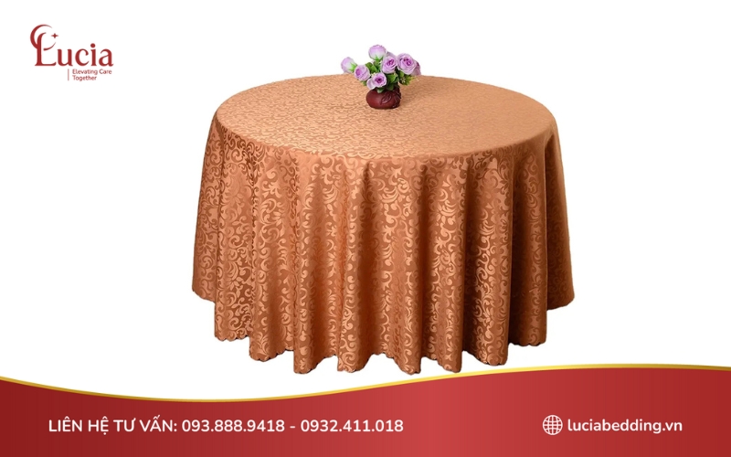Khăn trải bàn phòng trà thiết kế dạng phủ với tông màu trầm ấm