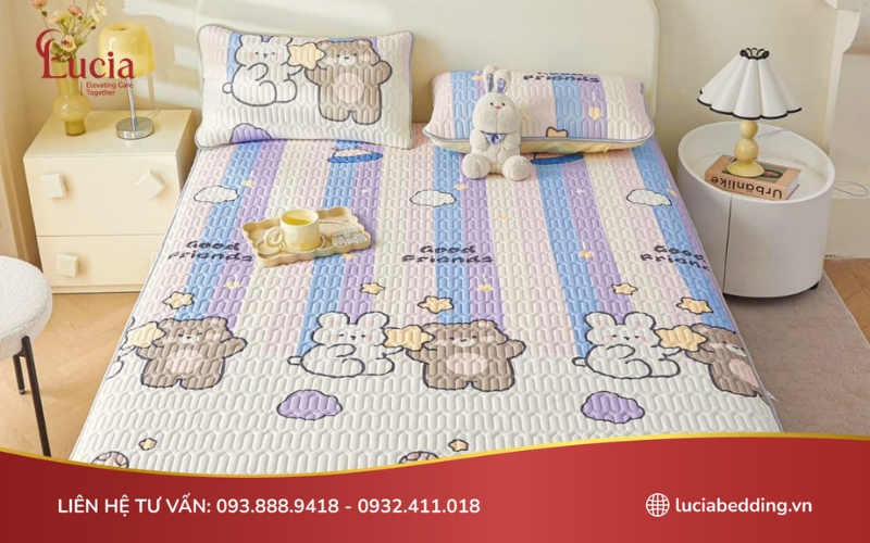 Bộ ga giường điều hoà chất liệu cao su non hoạ tiết hoa kết hợp gấu