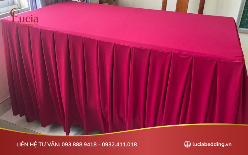 Khăn trải bàn cho giáo viên thường có độ buông rủ lớn, che phủ toàn bộ mặt bàn và chân bàn