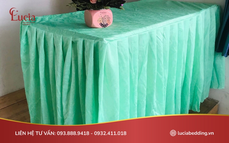 Khăn trải bàn giúp bàn giáo viên được gọn gàng, ngăn nắp hơn