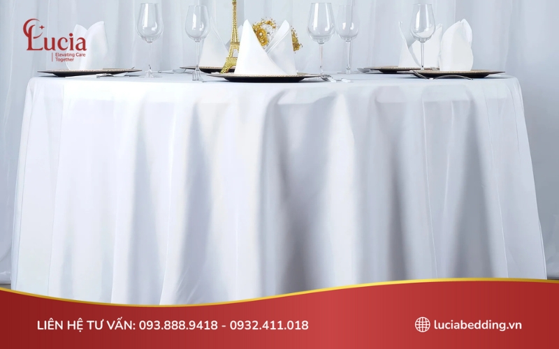 Mẫu khăn trải bàn sự kiện bằng chất liệu Polyester cứng, chống nhăn tốt