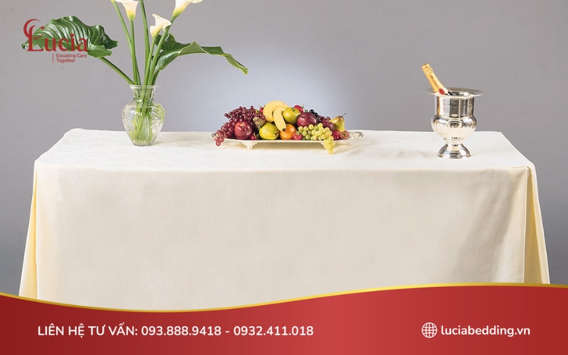 Khăn trải bàn hình chữ nhật được dùng trong các không gian hội nghị, triển lãm