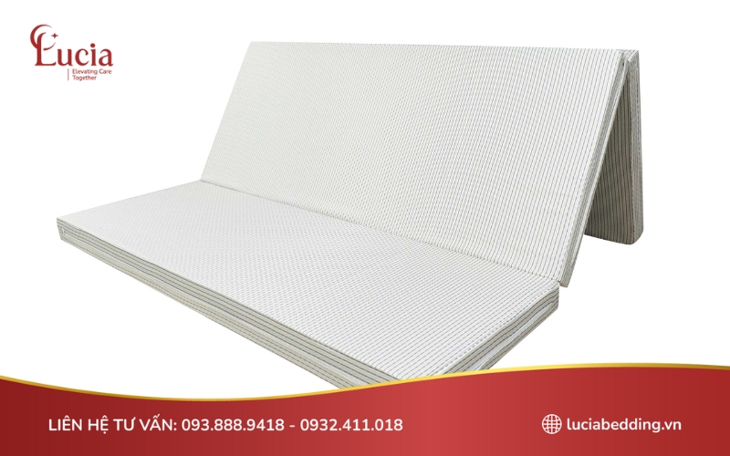 Nệm bông ép có bề mặt cứng, thiết kế dạng gấp giúp tiện lợi khi sử dụng