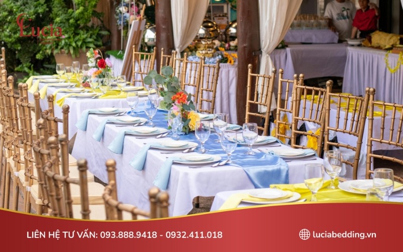 Khăn trải bàn chất liệu linen thường được kết hợp với nội thất gỗ để tạo sự ấm cúng, gần gũi