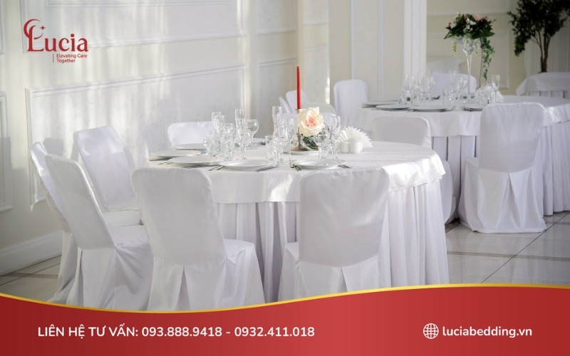 Khăn trải bàn theo phong cách hiện đại mang lại cảm giác tinh tế, gọn gàng