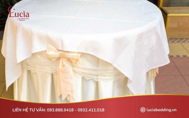 Mẫu khăn trải bàn lụa cao cấp đẹp mắt kiểu dáng hình tròn