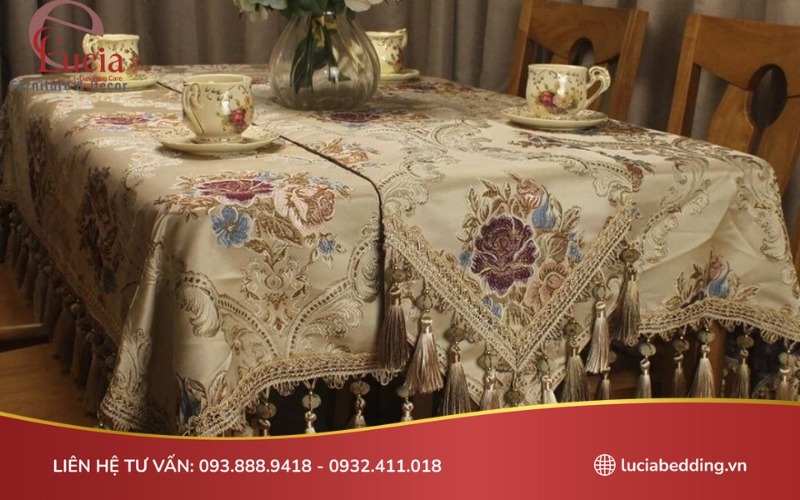 Mẫu khăn trải bàn phong cách Châu Âu nổi bật với hoạ tiết hoa văn thêu tỉ mỉ