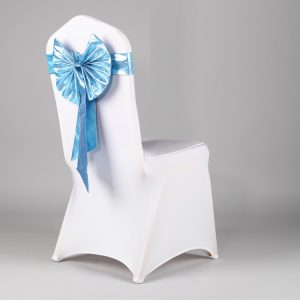Áo ghế nhà hàng AG02 màu trắng phối nơ xanh dùng cho tiệc cưới hội nghị