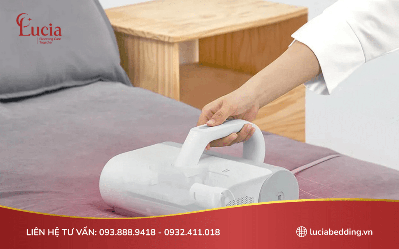 Sử dụng máy hút bụi để hút bụi bẩn nhẹ nhàng trên bề mặt nệm
