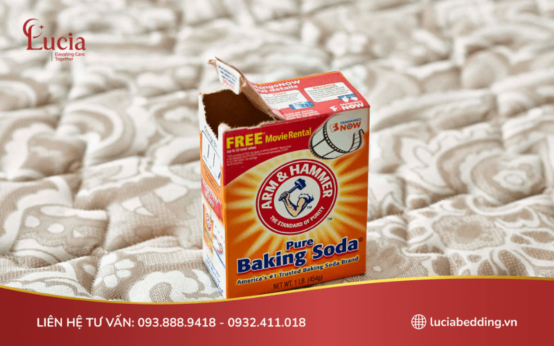 Dùng baking soda hút các chất lỏng và vết ẩm trên bề mặt nệm