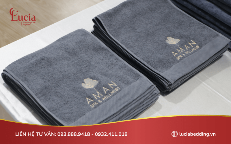 Khăn spa microfiber có đặc điểm nhẹ, mềm mại và giặt nhanh khô