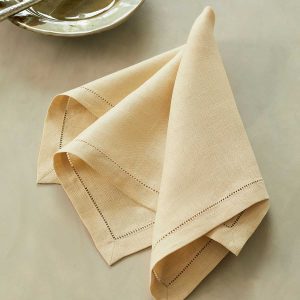 Khăn napkin gia đình màu kem nhạt dùng cho bàn ăn gia đình thanh lịch và tối giản