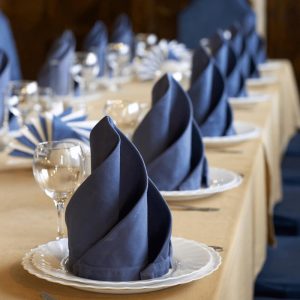 Khăn napkin nhà hàng màu xanh navy gấp kiểu sang trọng dùng cho bàn tiệc khách sạn
