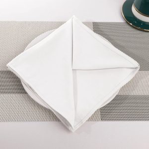 Khăn napkin nhà hàng màu trắng gấp tam giác thanh lịch dùng cho bàn tiệc khách sạn