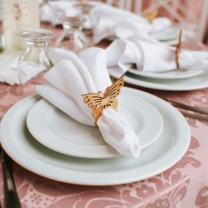 Khăn napkin tiệc cưới màu trắng phối vòng napkin sang trọng