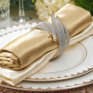 Khăn napkin tiệc cưới màu vàng champagne phối vòng napkin