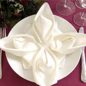 Khăn napkin tiệc cưới màu trắng gấp hoa trang trí trên bàn tiệc cưới thanh lịch