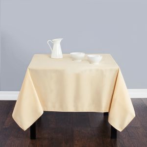 Khăn trải bàn gia đình màu kem cho bàn ăn chữ nhật trong không gian tối giản hiện đại
