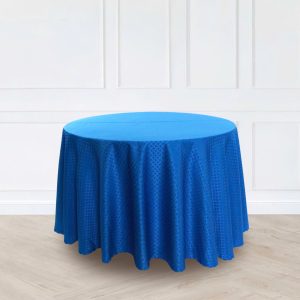 Khăn trải bàn tiệc cưới màu xanh dương phủ tròn rủ dài nổi bật cho nhà hàng sự kiện
