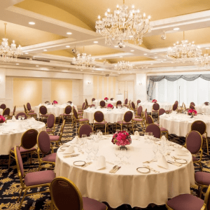 Khăn trải bàn tiệc cưới màu kem phủ tròn rủ dài thanh lịch cho nhà hàng sự kiện