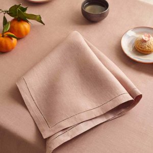 Khăn napkin gia đình màu hồng nude dùng cho bàn ăn gia đình thanh lịch và ấm cúng