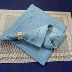 Khăn napkin hội nghị màu xanh da trời phối vòng napkin sang trọng dùng cho bàn tiệc khách sạn