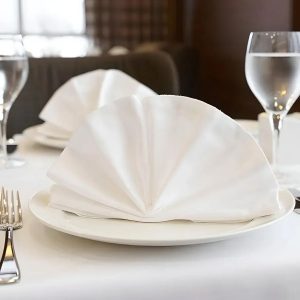 Khăn napkin nhà hàng màu trắng gấp quạt thanh lịch dùng cho bàn tiệc khách sạn