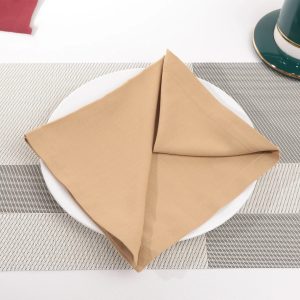 Khăn napkin nhà hàng màu vàng kem gấp tam giác thanh lịch dùng cho bàn tiệc khách sạn