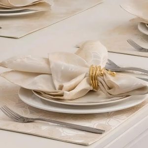 Khăn napkin tiệc cưới màu kem phối vòng napkin thanh lịch