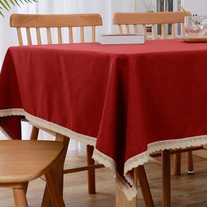 Khăn trải bàn gia đình màu đỏ phối ren cho bàn ăn chữ nhật trong không gian ấm cúng